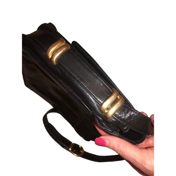 Preswick & Moore Buttery Soft Black Leather Crossbody Bag Purse With Gold Accent - Picture 6 of 9